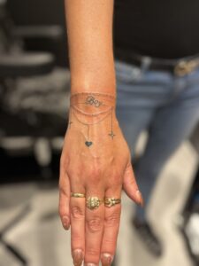 Armband fine line tattoo groningen